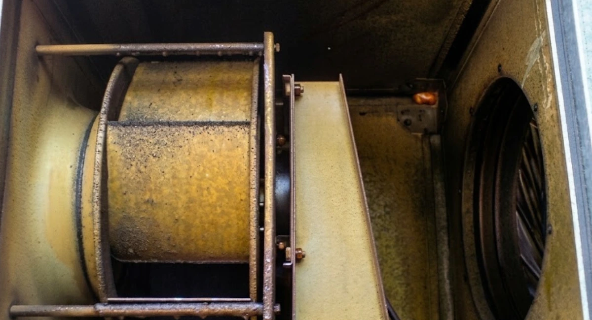 Mit Fettfilm verunreinigte Küchenabluft vor einer Küchenabluft-Reinigung nach VDO 2052